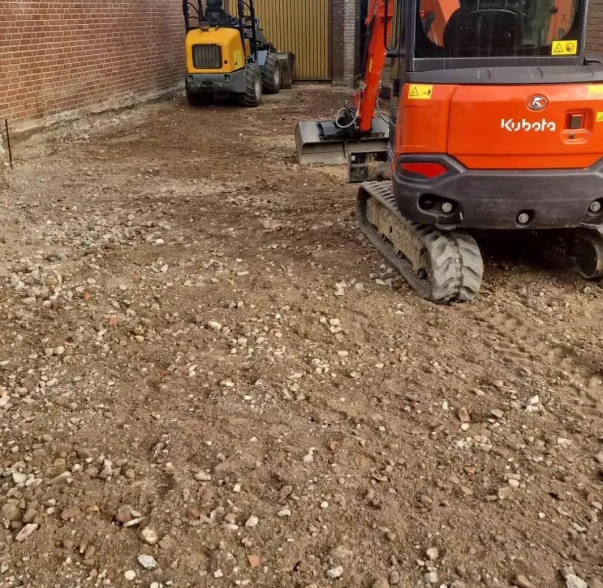 Baggerarbeiten mit mehreren Baumaschinen