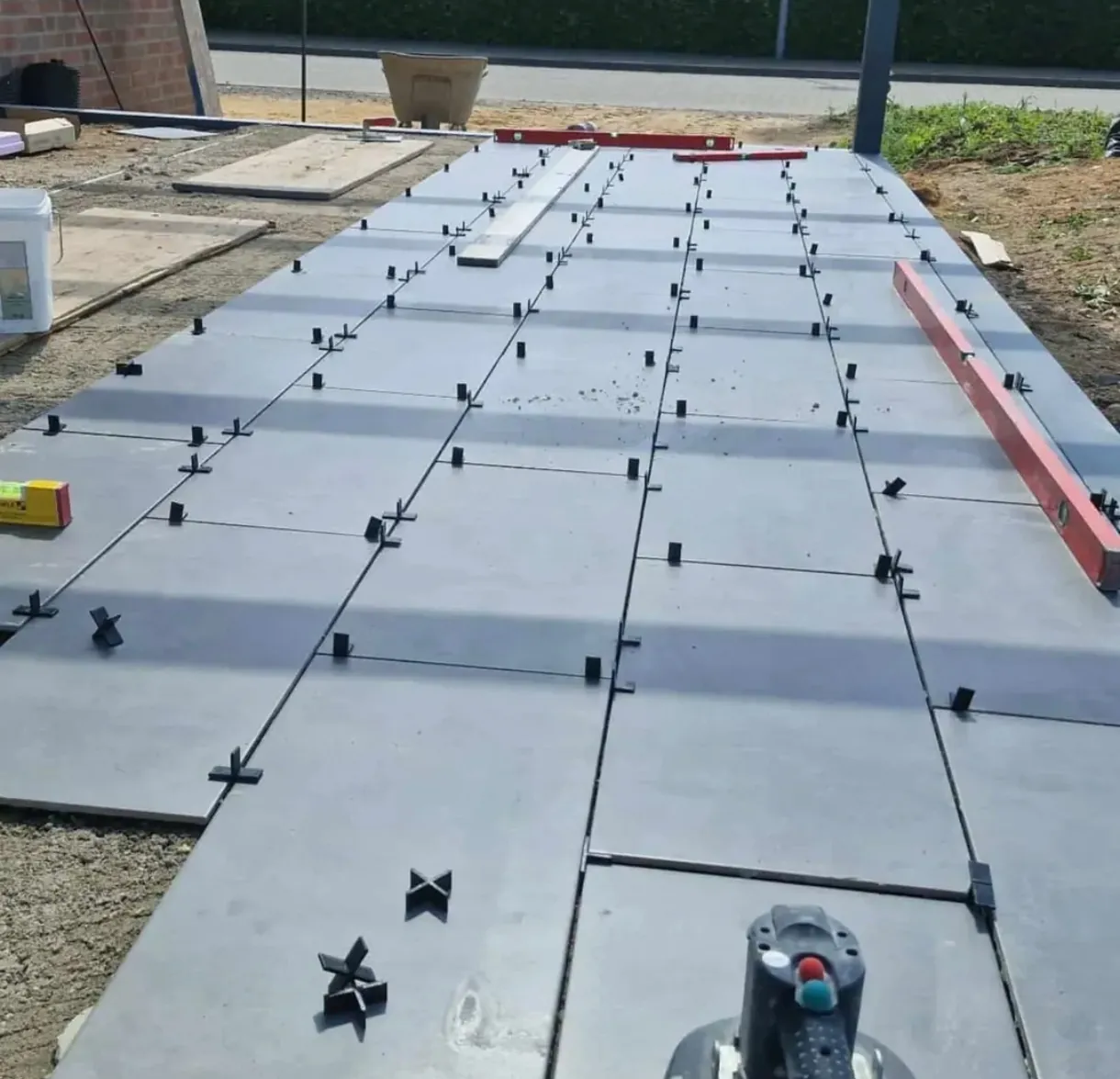 Verlegung großformatiger Platten auf einer Außenfläche