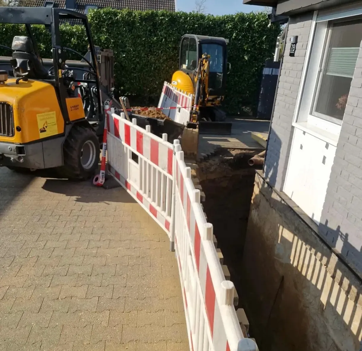 Baumaschinen bei Arbeiten an einem Wohnhaus